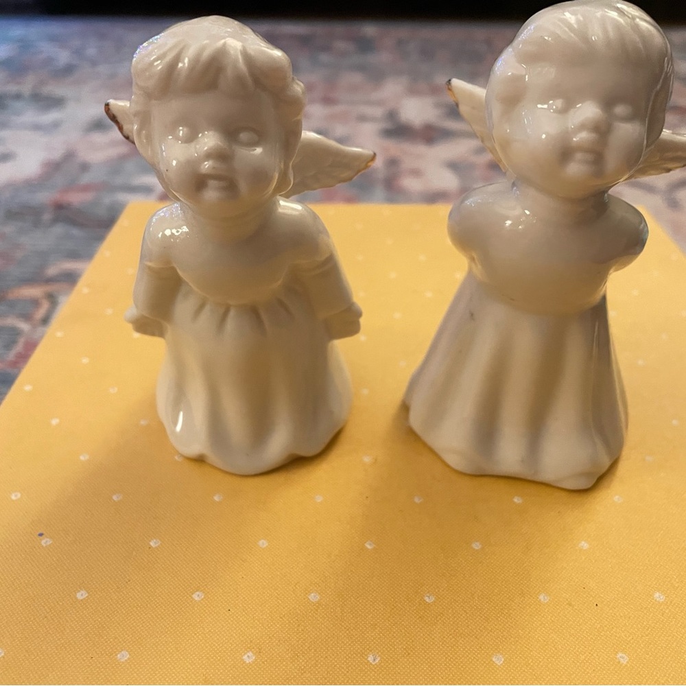 Set of kissing Christmas angels (porcelain).